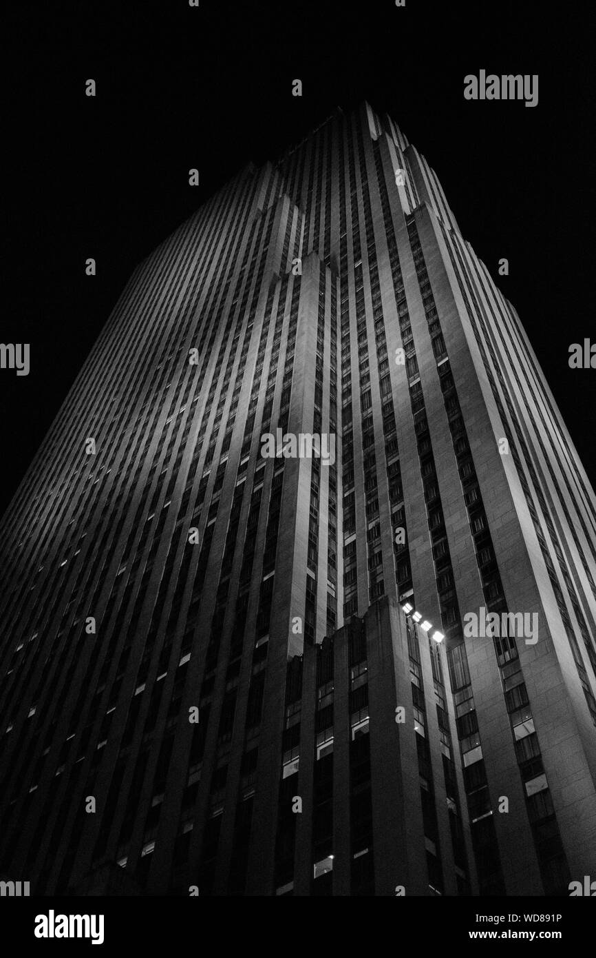 Immagine verticale in scala di grigi ad angolo basso del Rockefeller Center in Manhattan Foto Stock