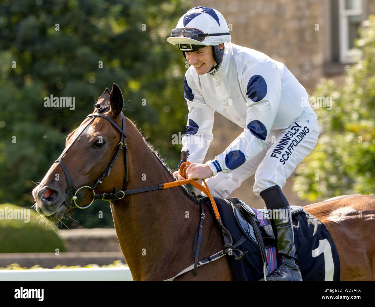 Jockey Lewis Edmunds su Dapper uomo prima di iniziare il 'Dorothea Hawthorne Memorial' handicap, Musselburgh Racecourse, 28 agosto 2019. Foto Stock