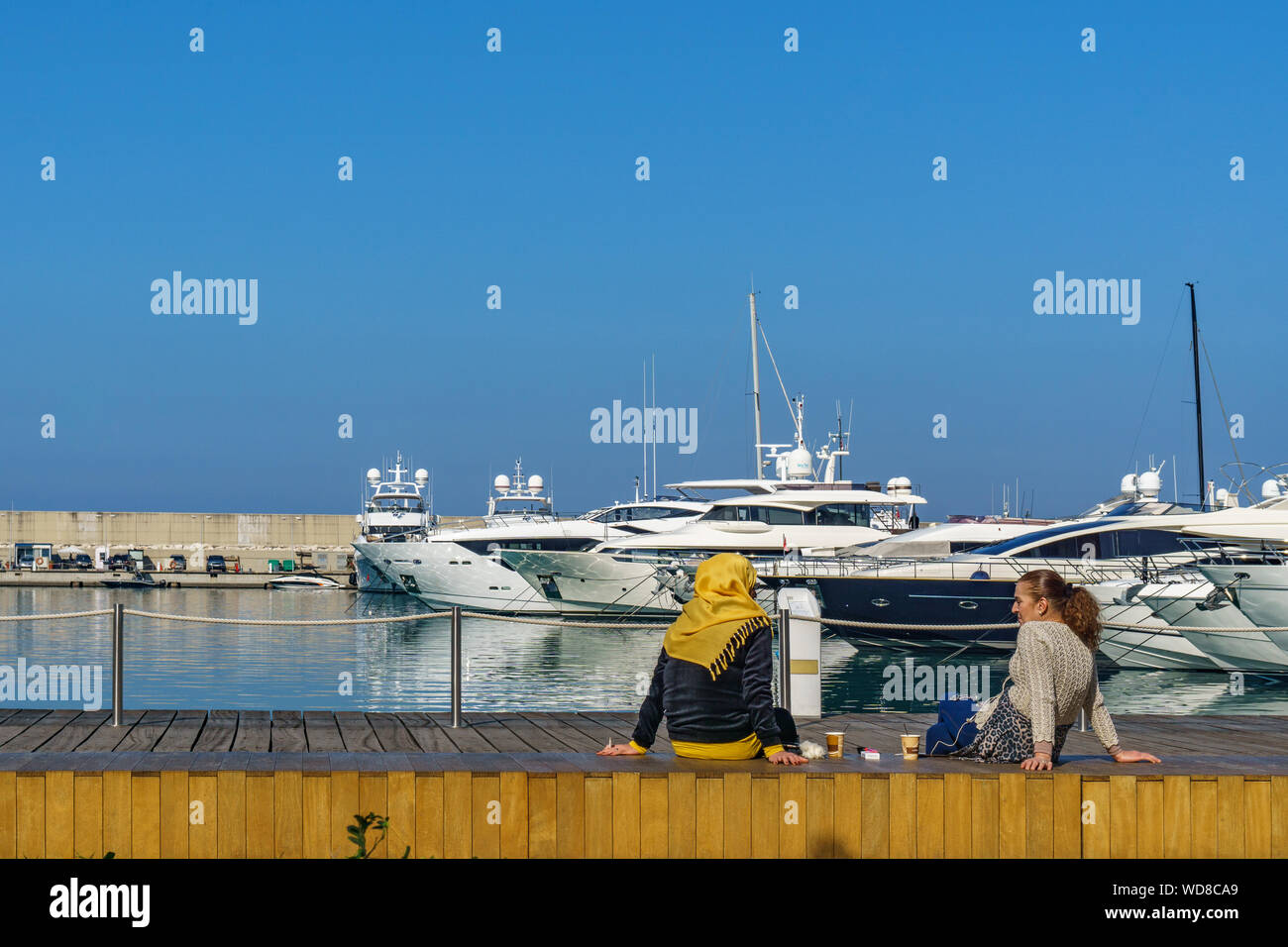 Due libanesi donna seduta nel zaitunay baia della marina di Beirut Libano 2 febbraio 2018 Foto Stock