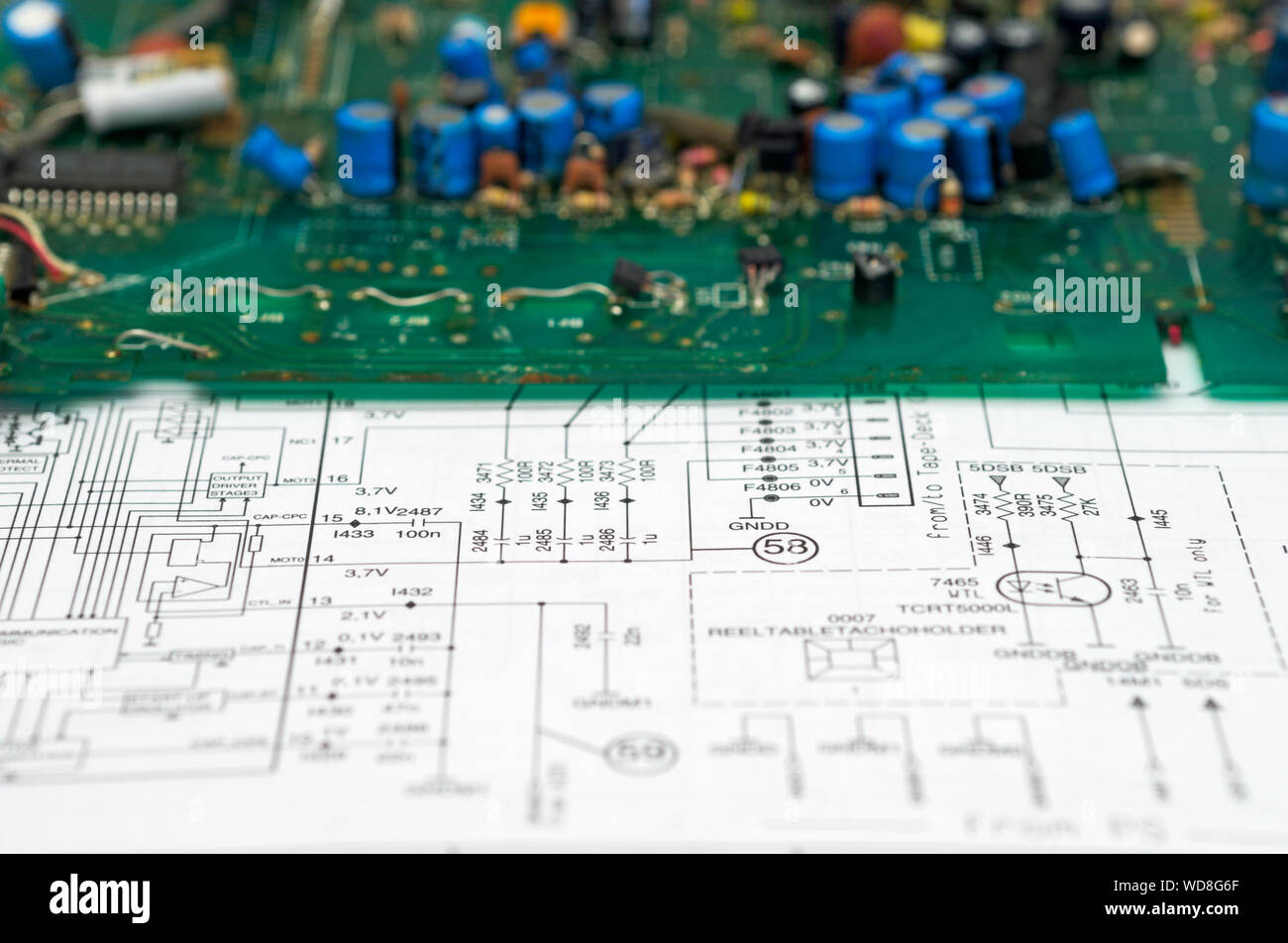 Scheda a circuito stampato con i componenti elettrici e disegno di costruzione di elettronica Foto Stock