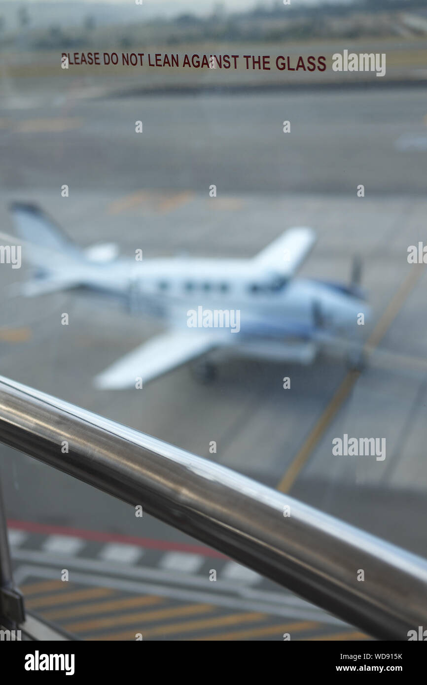 Interno dell'aeroporto di guardare fuori pista con il piano in background Foto Stock