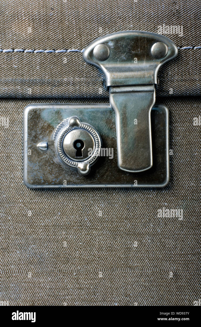 Close up di serratura di un marrone anticato valigia Foto Stock