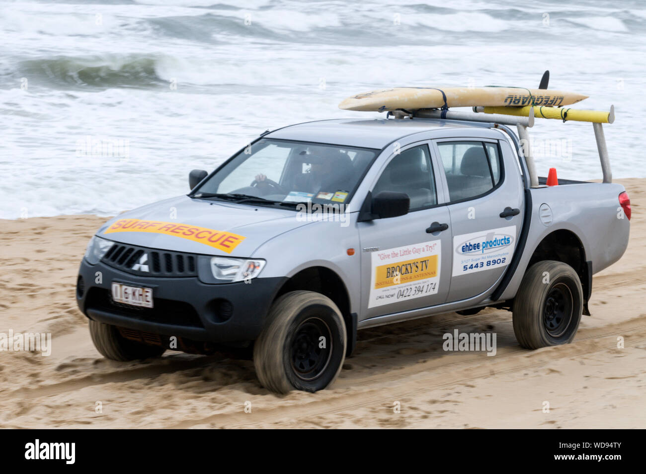 Una vita di spiaggia di guardia sul veicolo il vento spazzato Buddina spiaggia sud di Mooloolaba sulla costa del sole nel Queensland, Australia Foto Stock