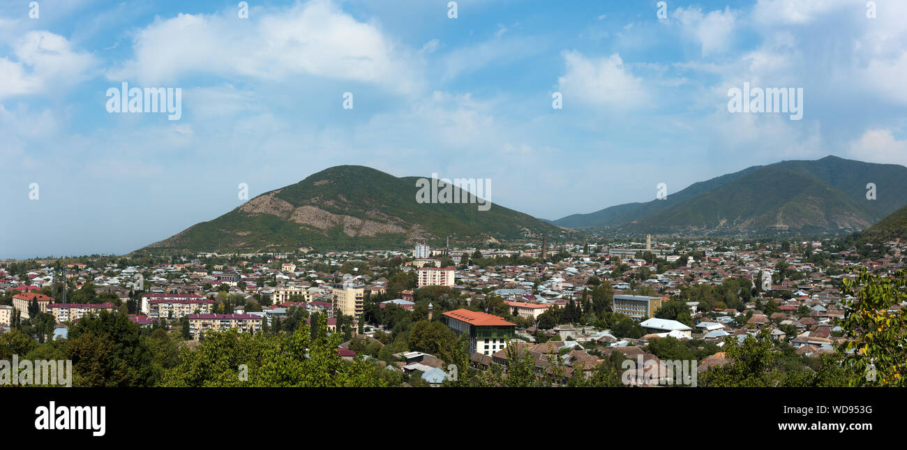 Ampio panorama della città Shaki Foto Stock