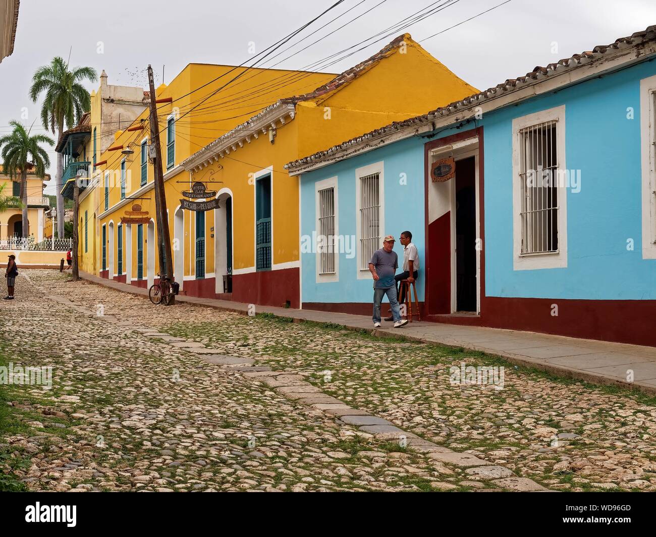 TRINIDAD, CUBA - Giu 05, 2013: un ampio riprese di persone in prossimità di edifici colorati su una strada di ciottoli in Trinidad, Cuba Foto Stock