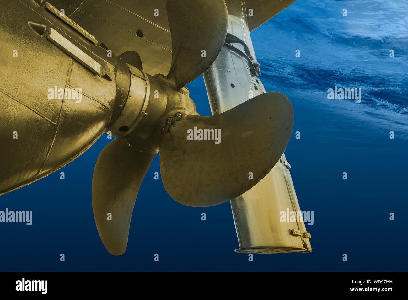 Golden elica ed il timone della grande nave in corso vista dal subacqueo. Close up dettaglio di immagine della nave. Industria dei Trasporti. Il trasporto merci. Foto Stock