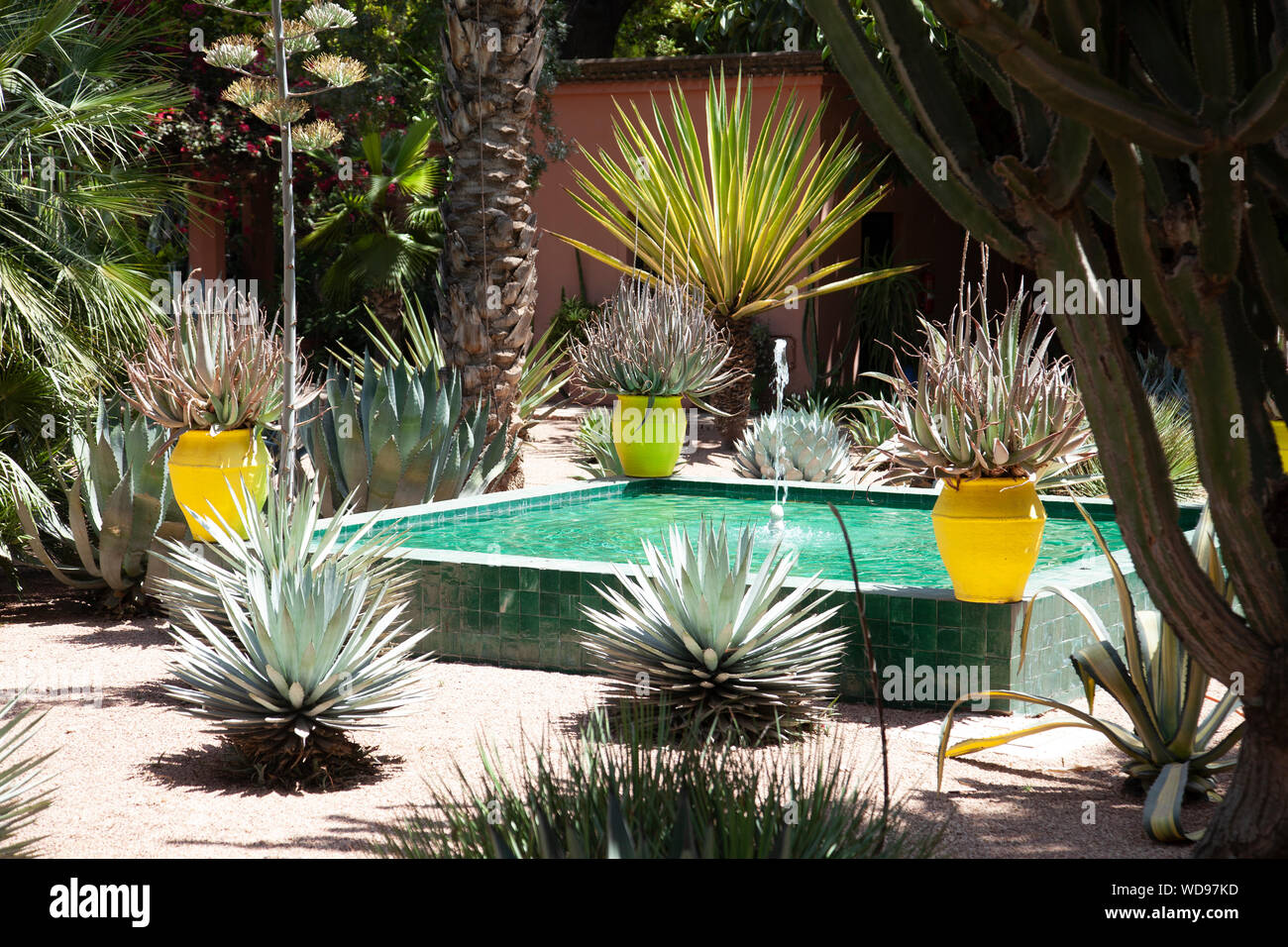 Piccola fontana nel giardino Majorelle di Marrakech, Marocco Foto Stock