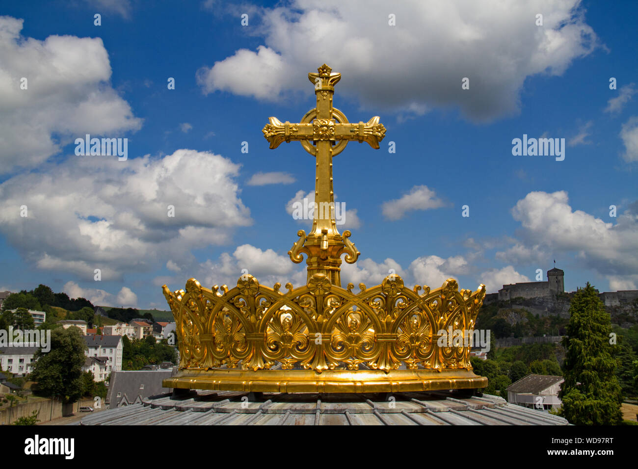 Golden crown sulla Basilica dell Immacolata Concezione della Beata Vergine Maria di Lourdes, Francia Foto Stock