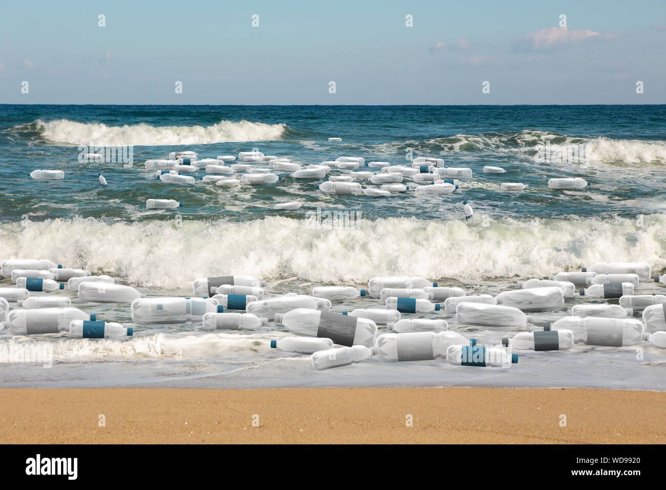 Le bottiglie di plastica sulla spiaggia. Inquinamento del mondo oceano dai rifiuti in plastica Foto Stock