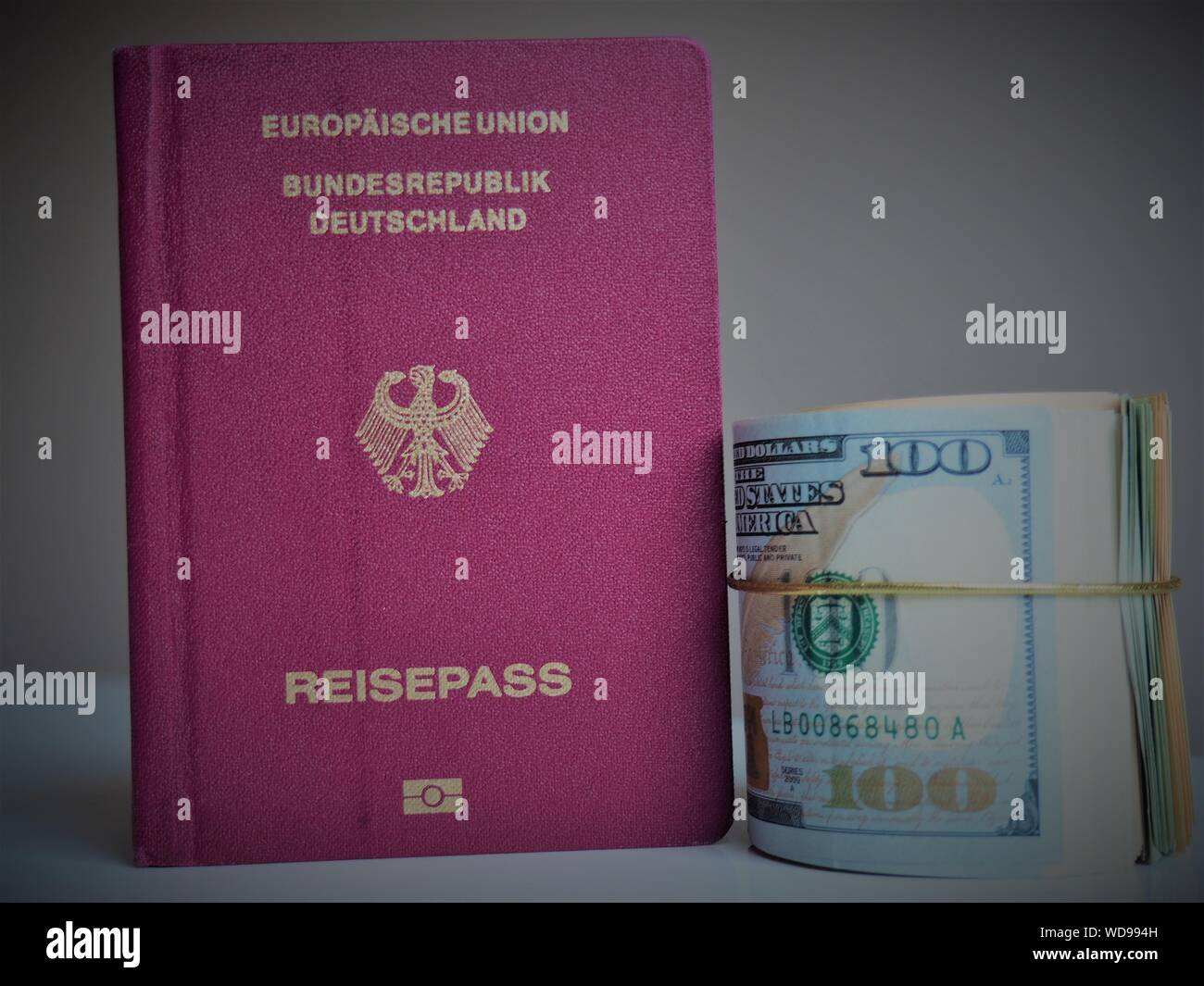 Passaporti e permessi di lavoro contro i pagamenti in contanti e tangenti Foto Stock