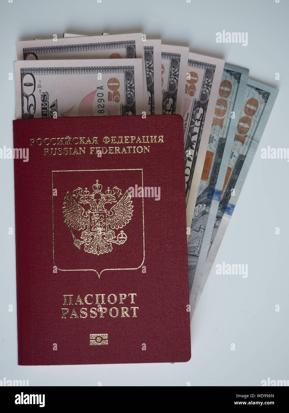 Passaporti e permessi di lavoro contro i pagamenti in contanti e tangenti Foto Stock