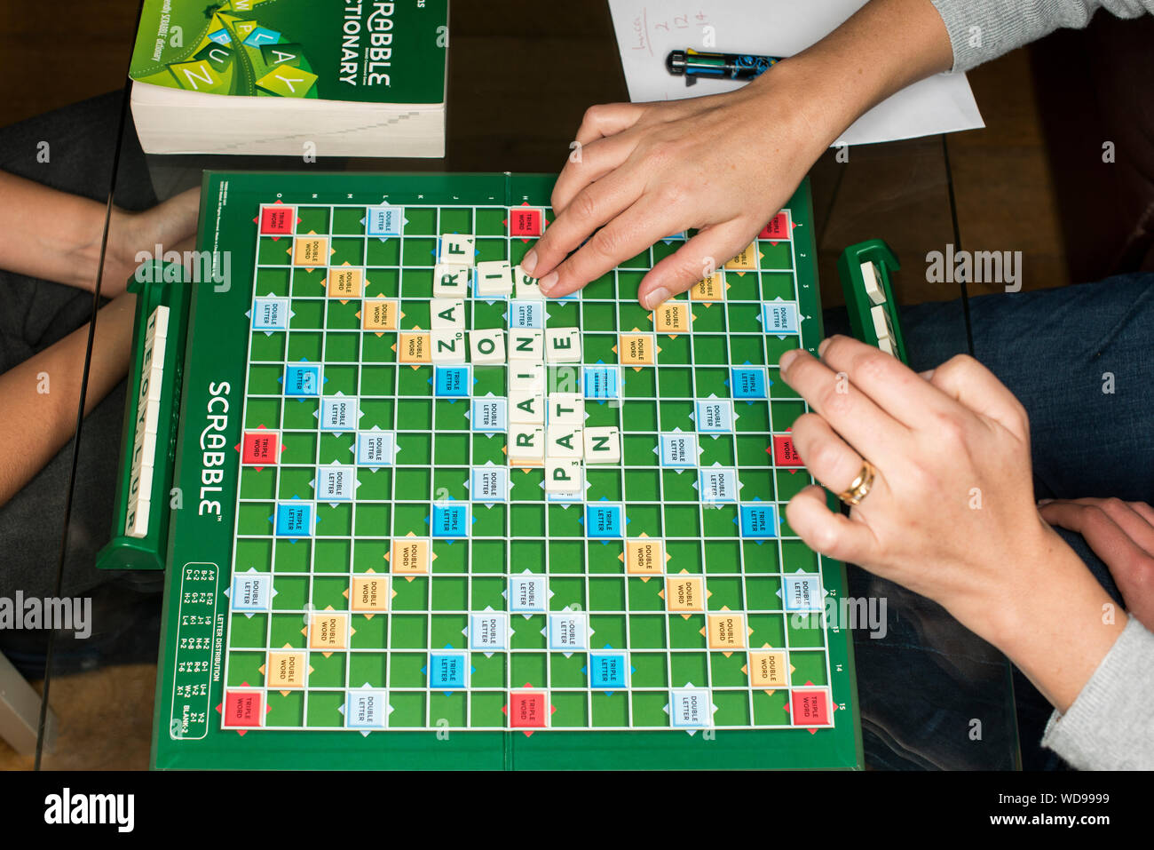 La riproduzione di gioco SCRABBLE Foto Stock