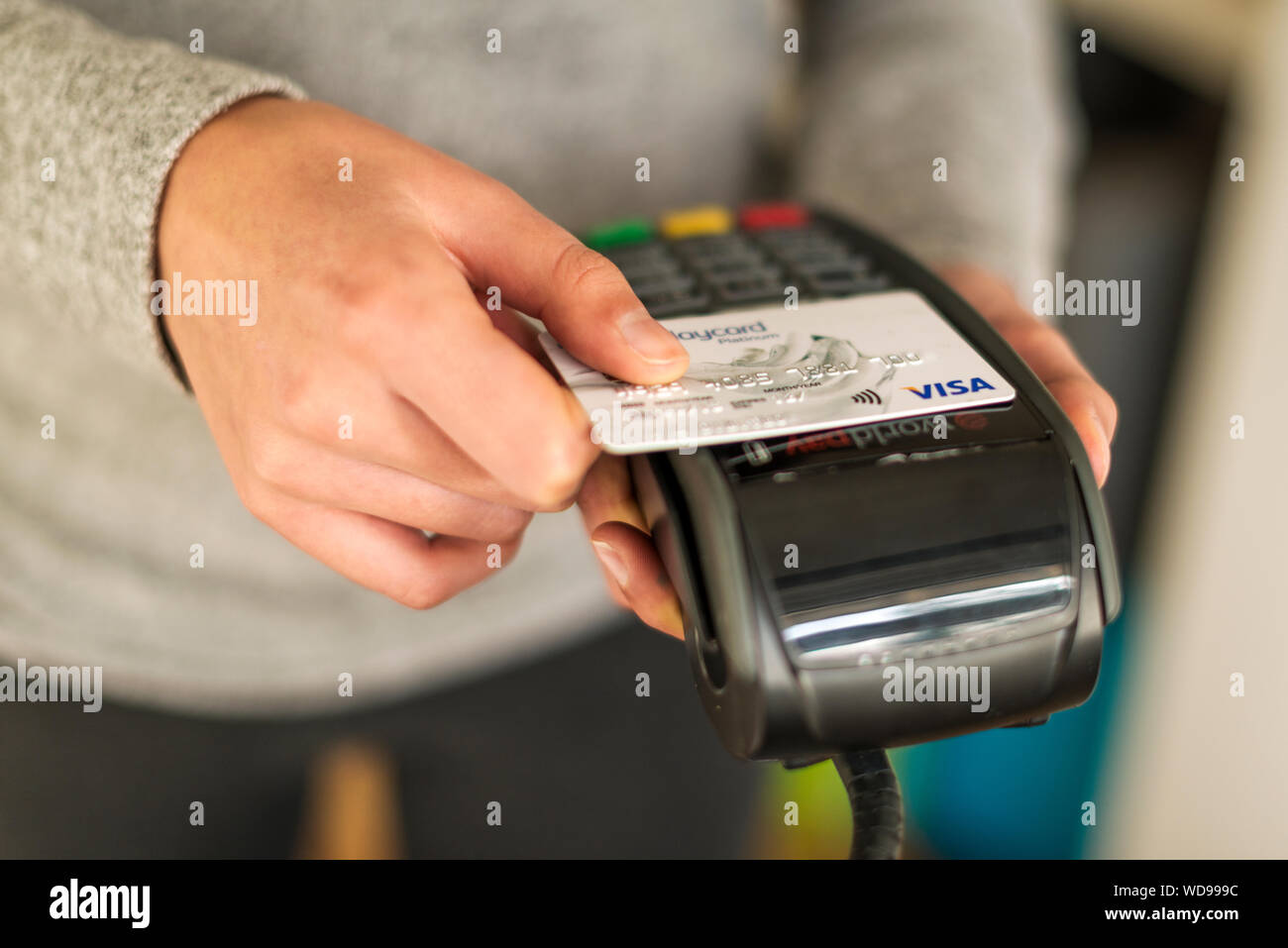 Utilizzando VIsa debit contactless card sul mondo terminale di pagamento Foto Stock