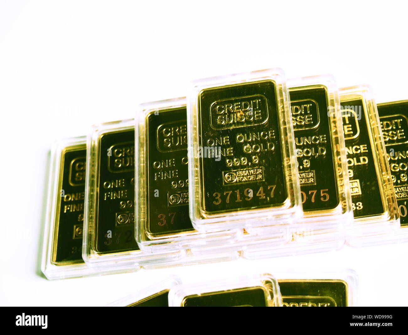 Ammenda oncia di oro bar dalla banca svizzera alta illuminato colorazione oro Foto Stock