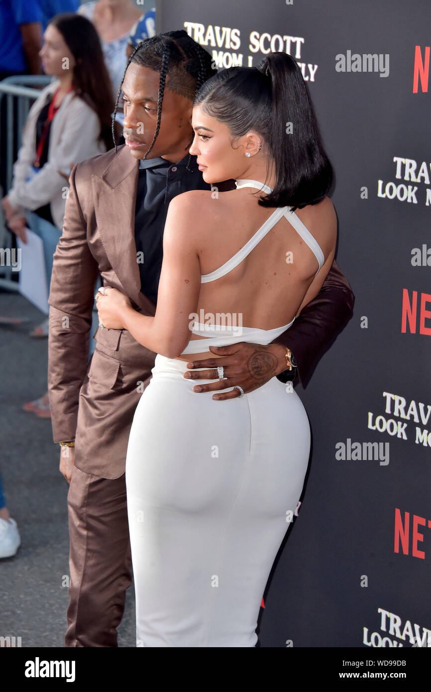 Santa Monica, Stati Uniti d'America. Il 27 agosto, 2019. Travis Scott con partner Kylie Jenner alla premiere del documentario di Netflix 'Travis Scott: Guarda mamma posso volare' al Barker hangar. Santa Monica, 27.08.2019 | Utilizzo di credito in tutto il mondo: dpa/Alamy Live News Foto Stock