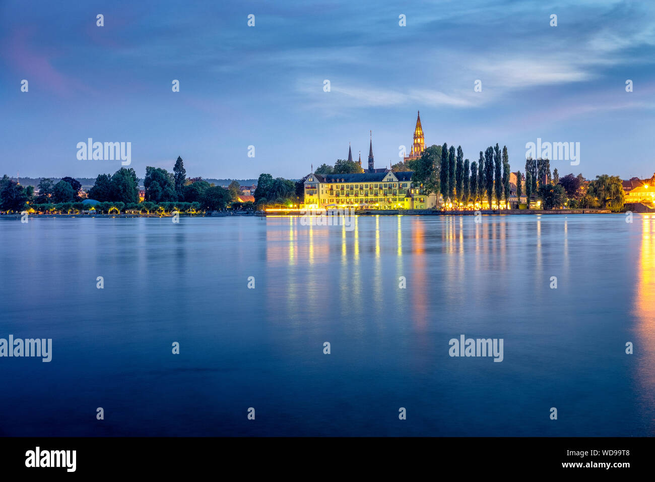 Konstanz, Germania - Lago di Costanza, Bodensee di notte. Vista verso la città vecchia Niederburg con Steigenberger Inselhotel e la torre gotica su Constanc Foto Stock