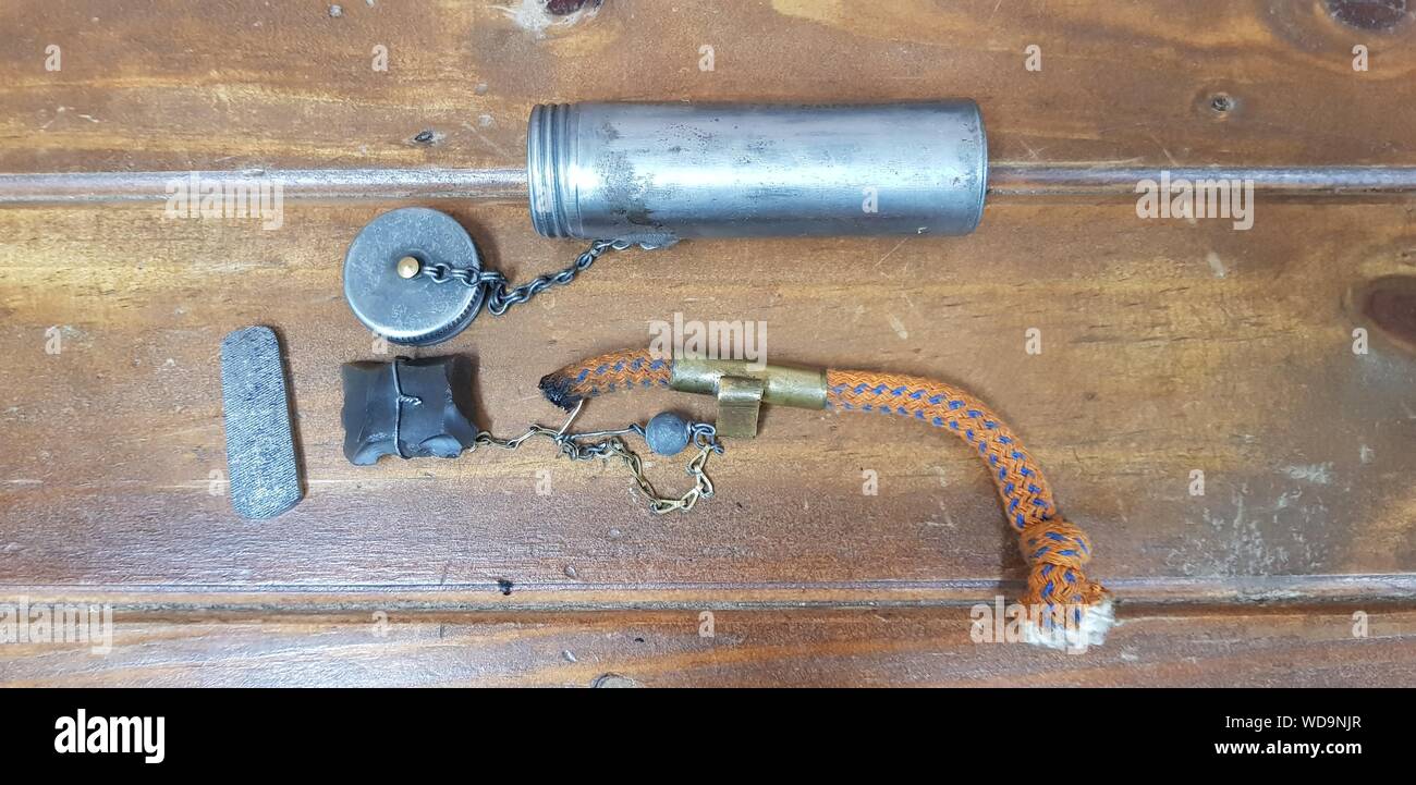 Accendino A Pietra Focaia In Acciaio Con 10 Pietrine Di Ricambio - Per Outdoor E Emergenze - Foto 7