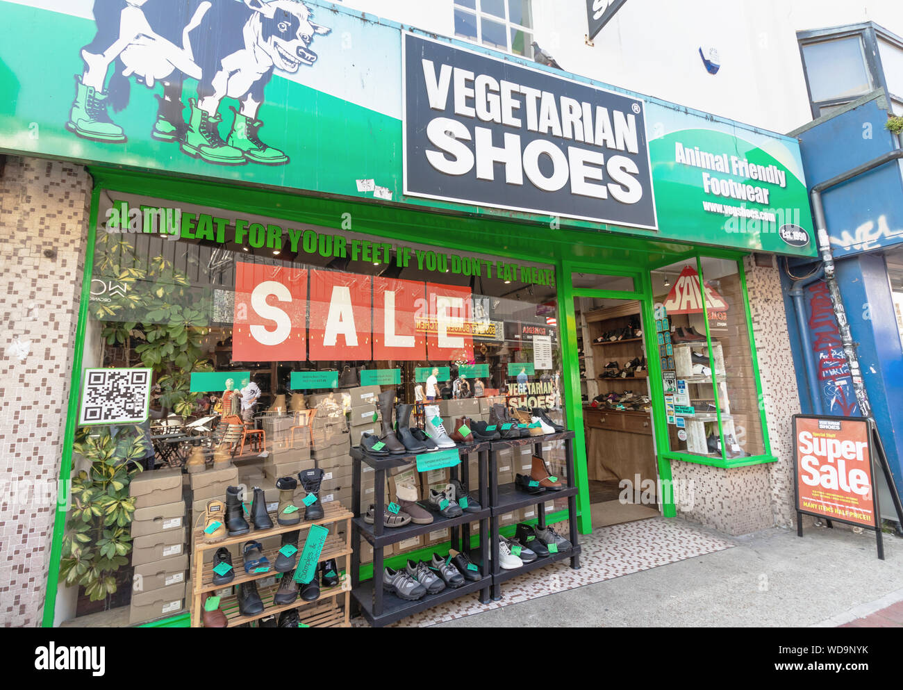 Brighton / UK - 25 agosto 2019 - vegetariana negozio di scarpe anteriore, uno specialista negozio vendita animali scarpe e stivali realizzata in tessuti e lui Foto Stock