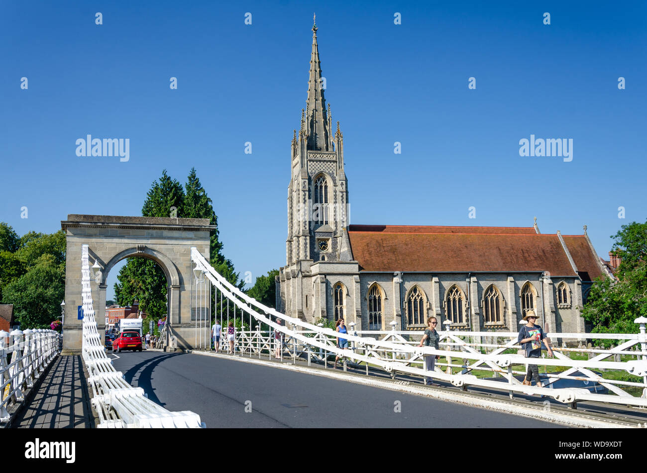 Una vista dalla sospensione di Marlow Bridge cercando lungo il ponte alla Chiesa di Tutti i Santi al di là su un giorno di estate con un cielo blu. Foto Stock