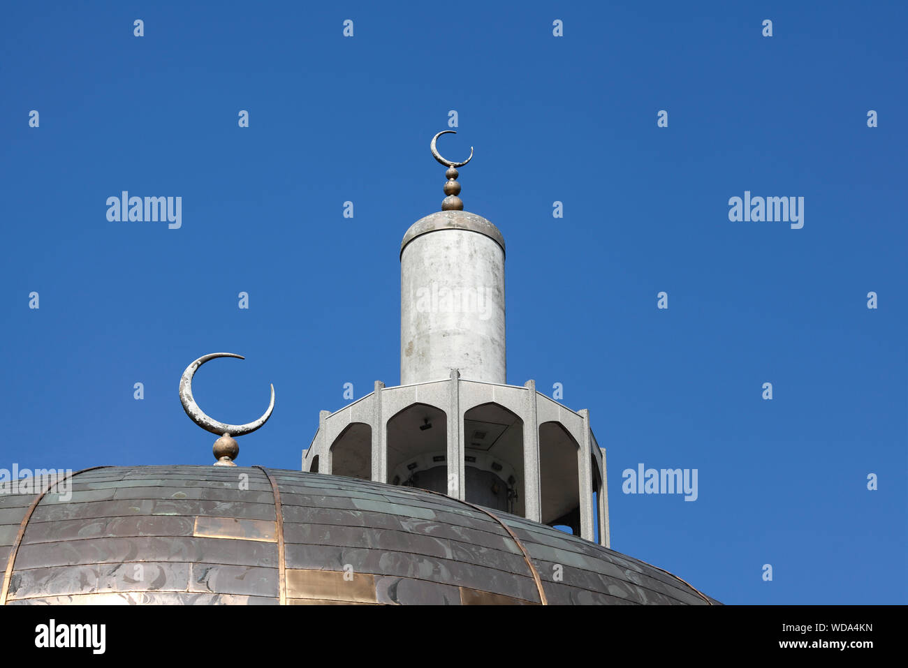 Crescent lune sulla sommità della cupola e minareto della London Central moschea, Regent's Park, Londra. Foto Stock