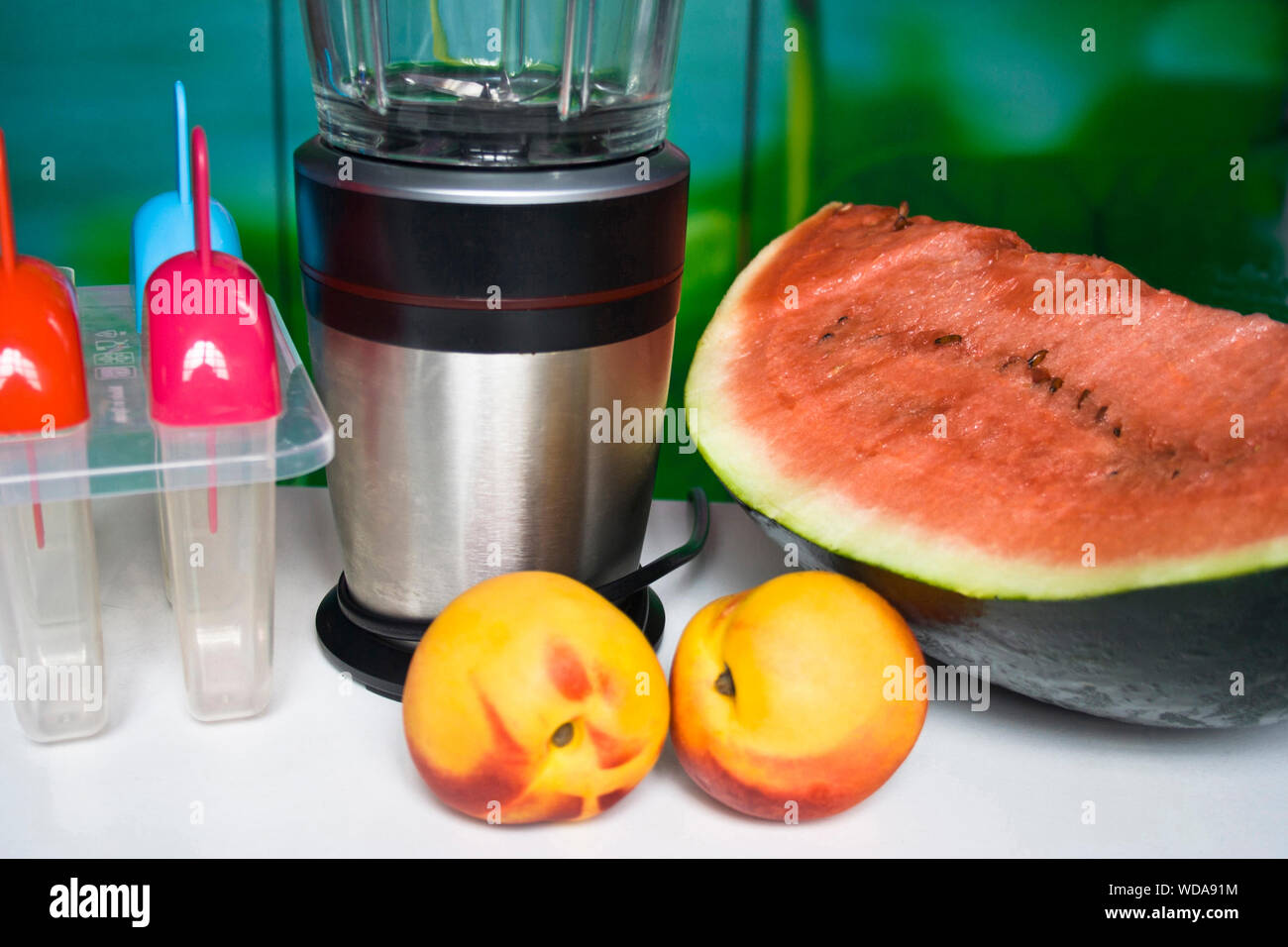 Frutti miscelatore di annunci su un tavolo preparato per rendere alcune popsicles in estate tempo.. Foto Stock