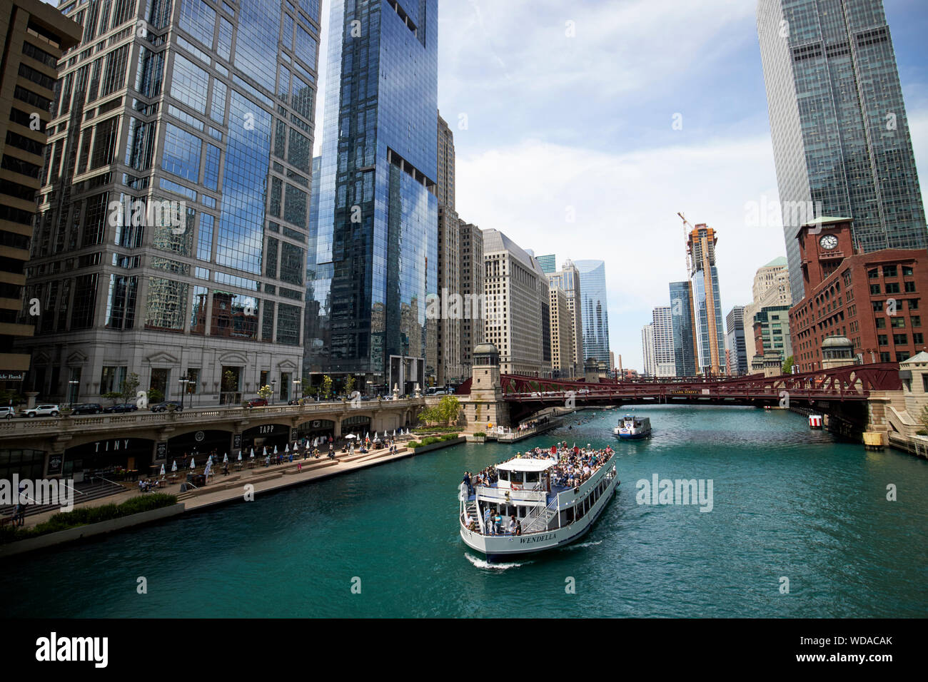 Vista del fiume Chicago con tour barche da dearborn street bridge downtown Chicago in Illinois negli Stati Uniti d'America Foto Stock