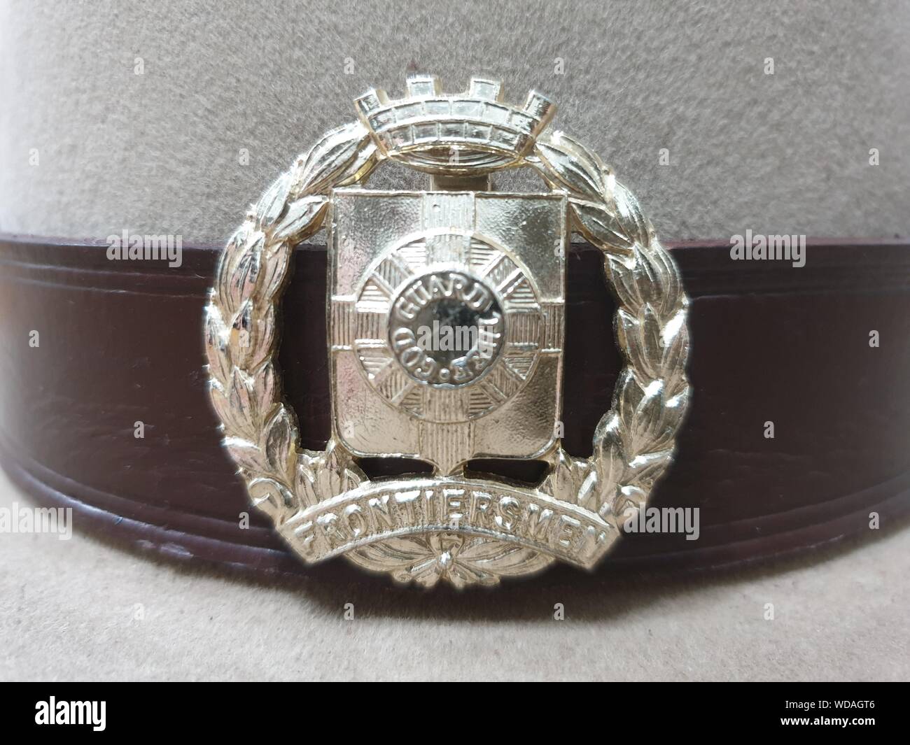 Stemma della Legion of Frontiersmen su fascia cappello in pelle su LF Stetson Foto Stock