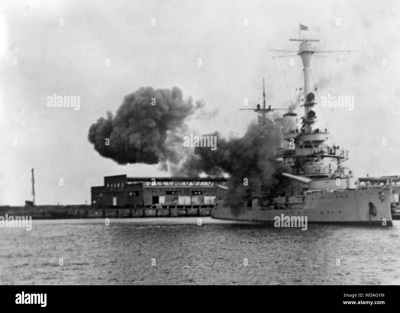 Corazzata Schleswig-Holstein bombarda polacco posizioni di artiglieria a Gdynia su 08.09.1939 a sostegno di unità dell'esercito. Schleswig-Holstein aperto con il fuoco da i suoi cannoni su 01.09.1939 a 04:47 orologio la Seconda Guerra Mondiale. Si prega di notare: tariffa minima EUR 60.00 | Utilizzo di tutto il mondo Foto Stock