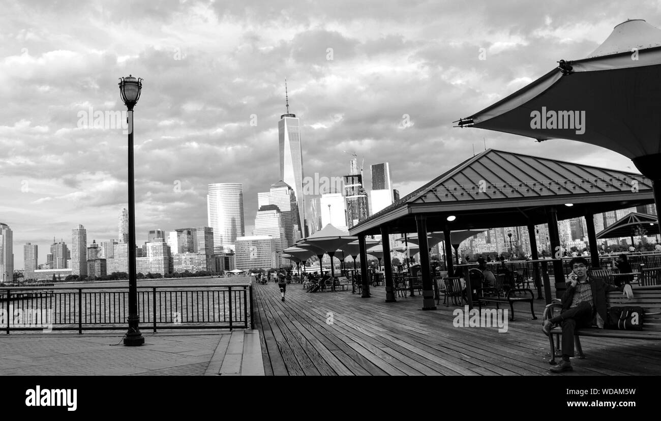 Visualizzazione bianco e nero di New York City da J. Owen Grundy Park, New Jersey. Foto Stock