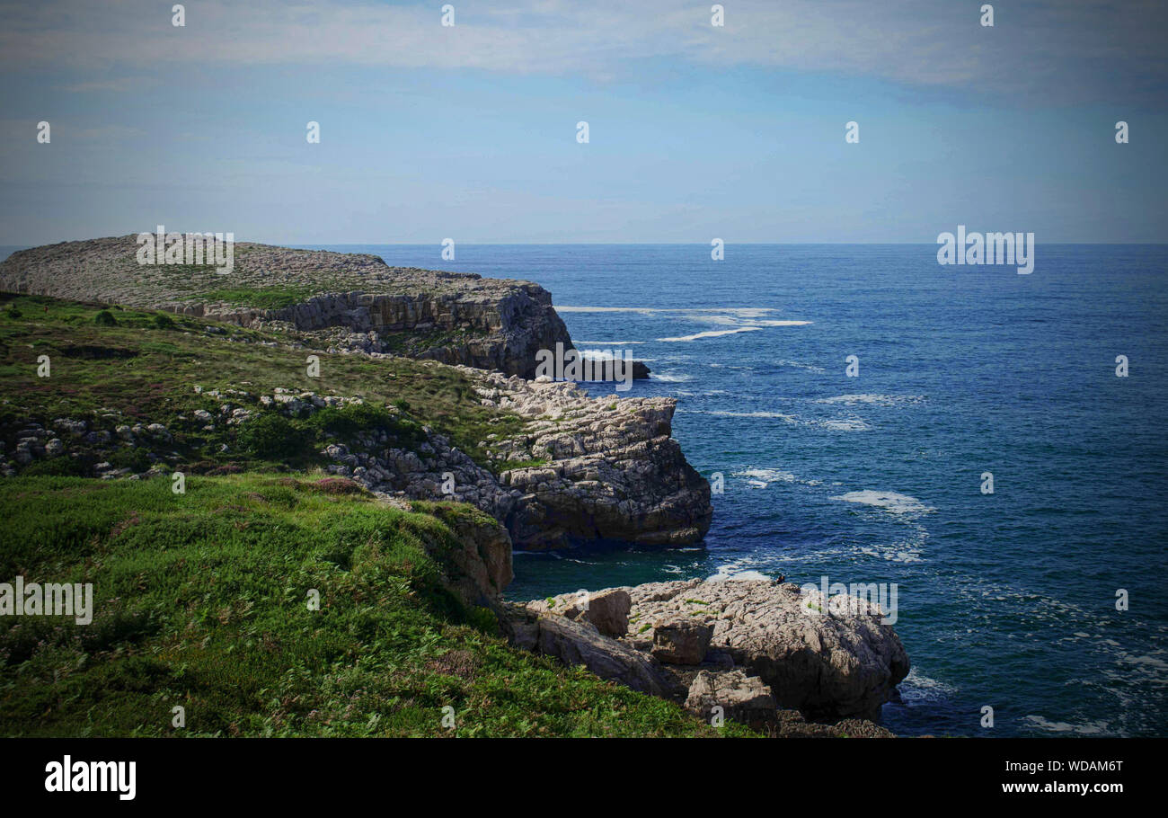 Cliff 'La Roca Blanca", Suances Cantabria, SPAGNA Foto Stock