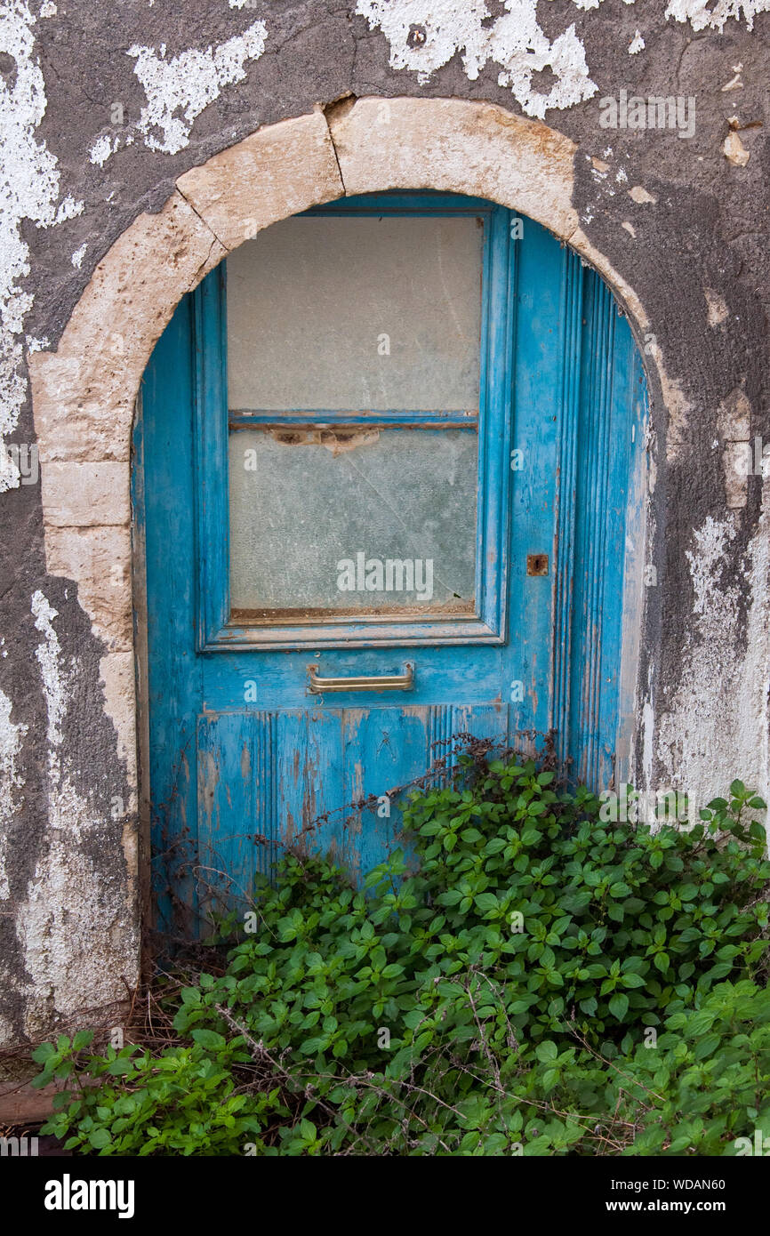 Una vecchia porta in disuso nel tradizionale villaggio di Koutouloufari sull isola di Creta Foto Stock