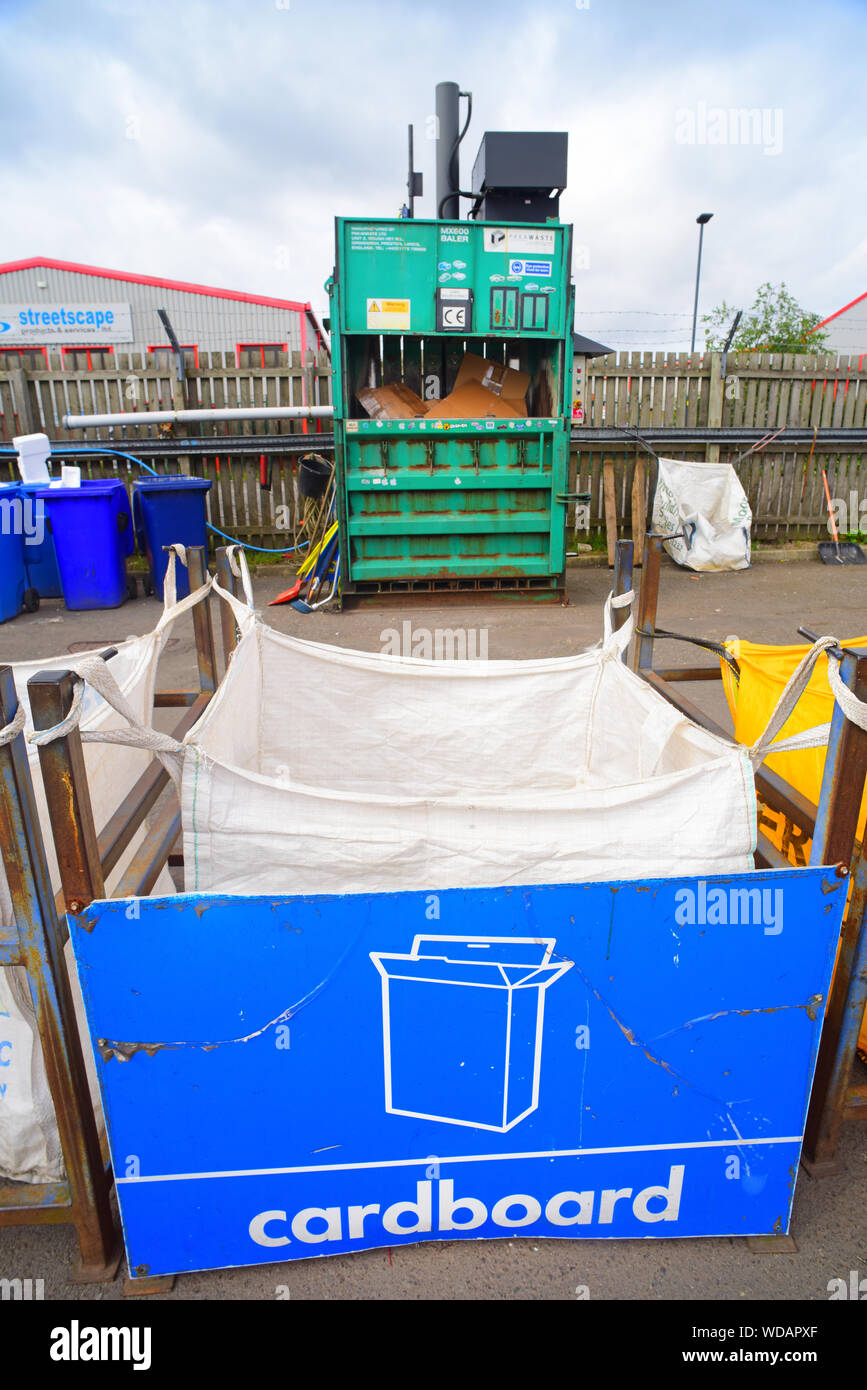Cartoni pronti per la lavorazione di cartone macchina compattatrice a consiglio riciclaggio domestico Centre Regno Unito Foto Stock