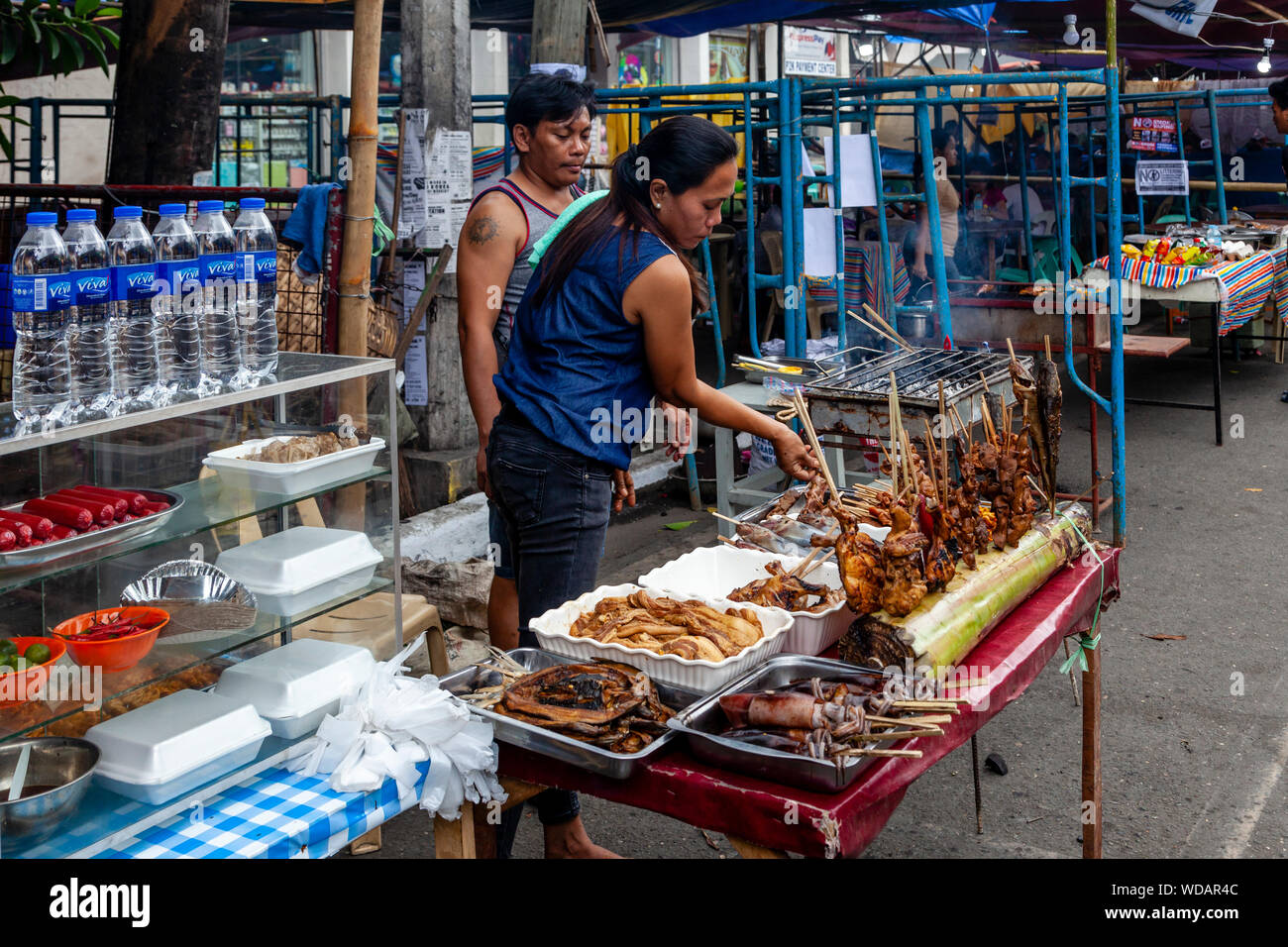 Via Filippino cibo, Iloilo City, Panay Island, Filippine Foto Stock