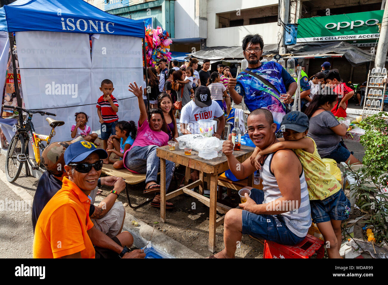 Il popolo filippino di bere in strada durante il Festival di Dinagyang, Iloilo City, Panay Island, Filippine Foto Stock