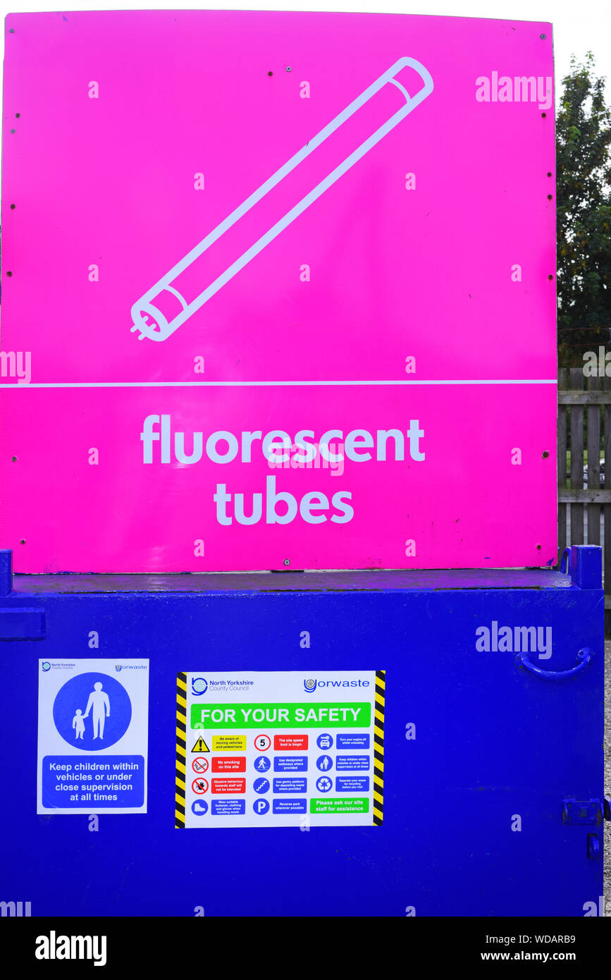 Collezione di vecchi tubi fluorescenti al consiglio di riciclaggio domestico Centre Regno Unito Foto Stock