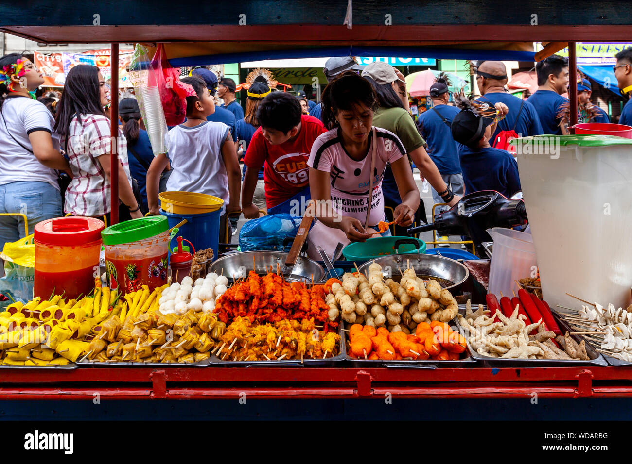 Un filippino Street Food stallo, in Iloilo City, Panay Island, Filippine Foto Stock