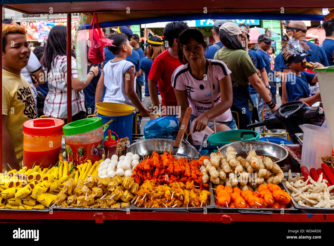 Un filippino Street Food stallo, in Iloilo City, Panay Island, Filippine Foto Stock