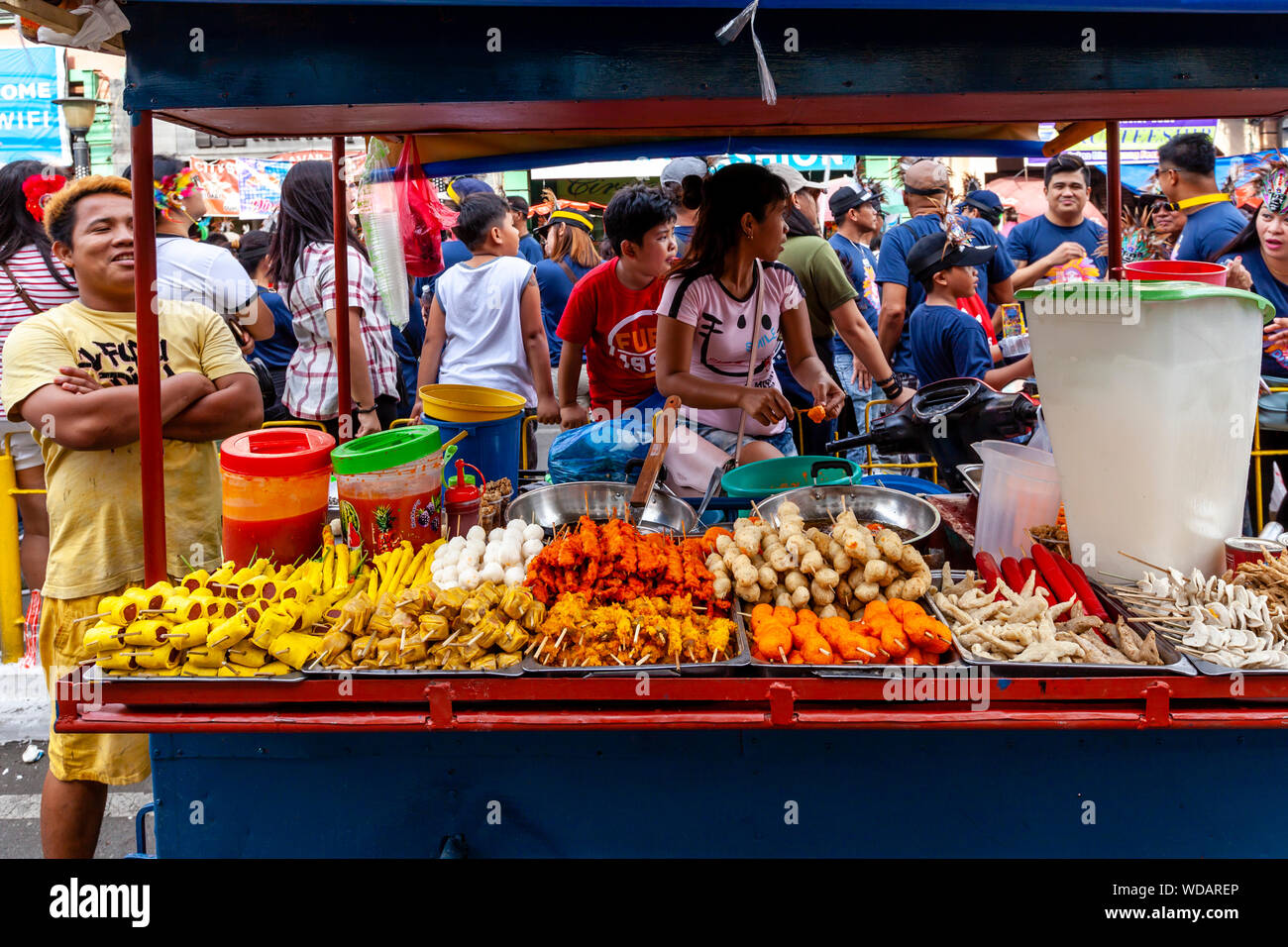 Un filippino Street Food stallo, in Iloilo City, Panay Island, Filippine Foto Stock