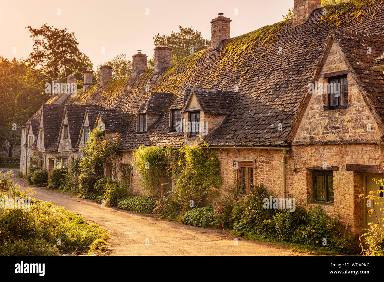 Villaggio di Cottswolds di Bibury villaggio Bibury il Cottswolds bibury tessitori cottage Arlington ROW bibury Gloucestershire inghilterra regno unito gb Europa Foto Stock