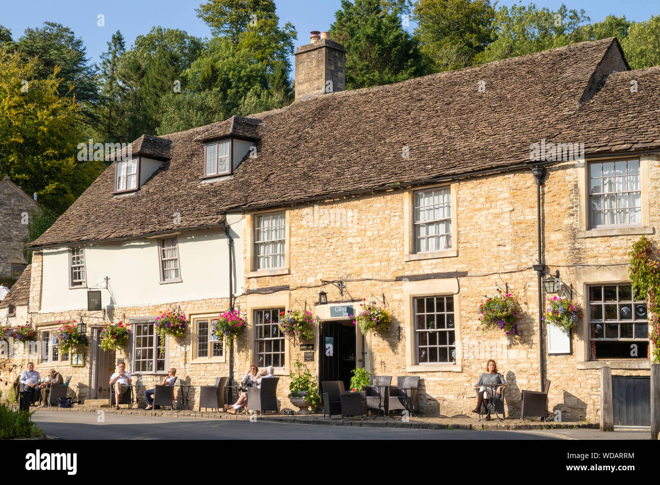 cotswolds Village The Castle inn pub and hotel West Street Castle Combe cotswolds village near Chippenham Wiltshire england uk gb Europe Foto Stock
