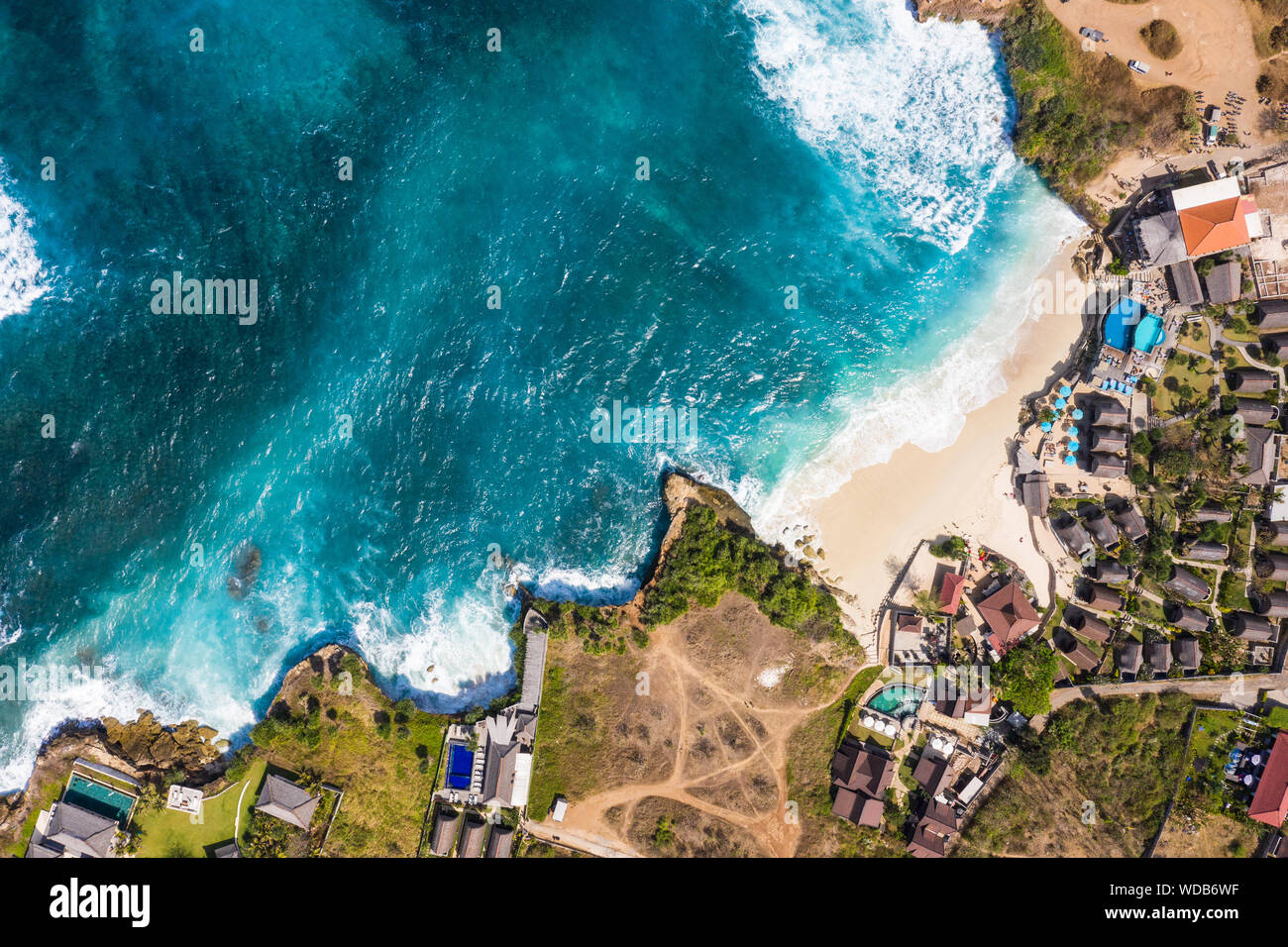 Drammatica vista dall'alto in basso della spiaggia da sogno e costa scoscesa in Nusa Lembongan a Bali, in Indonesia Foto Stock