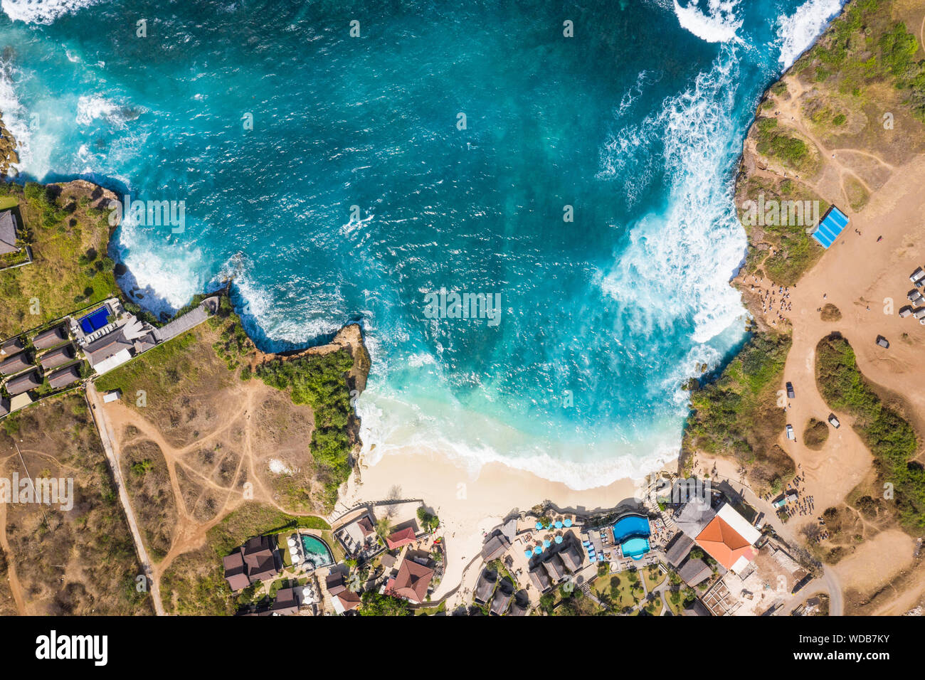 Drammatica vista dall'alto in basso della spiaggia da sogno e costa scoscesa in Nusa Lembongan a Bali, in Indonesia Foto Stock