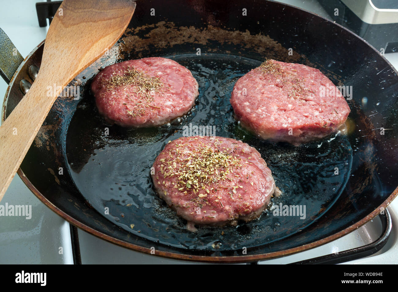 La frittura materie fatte in casa hamburger di manzo cotoletta Foto Stock