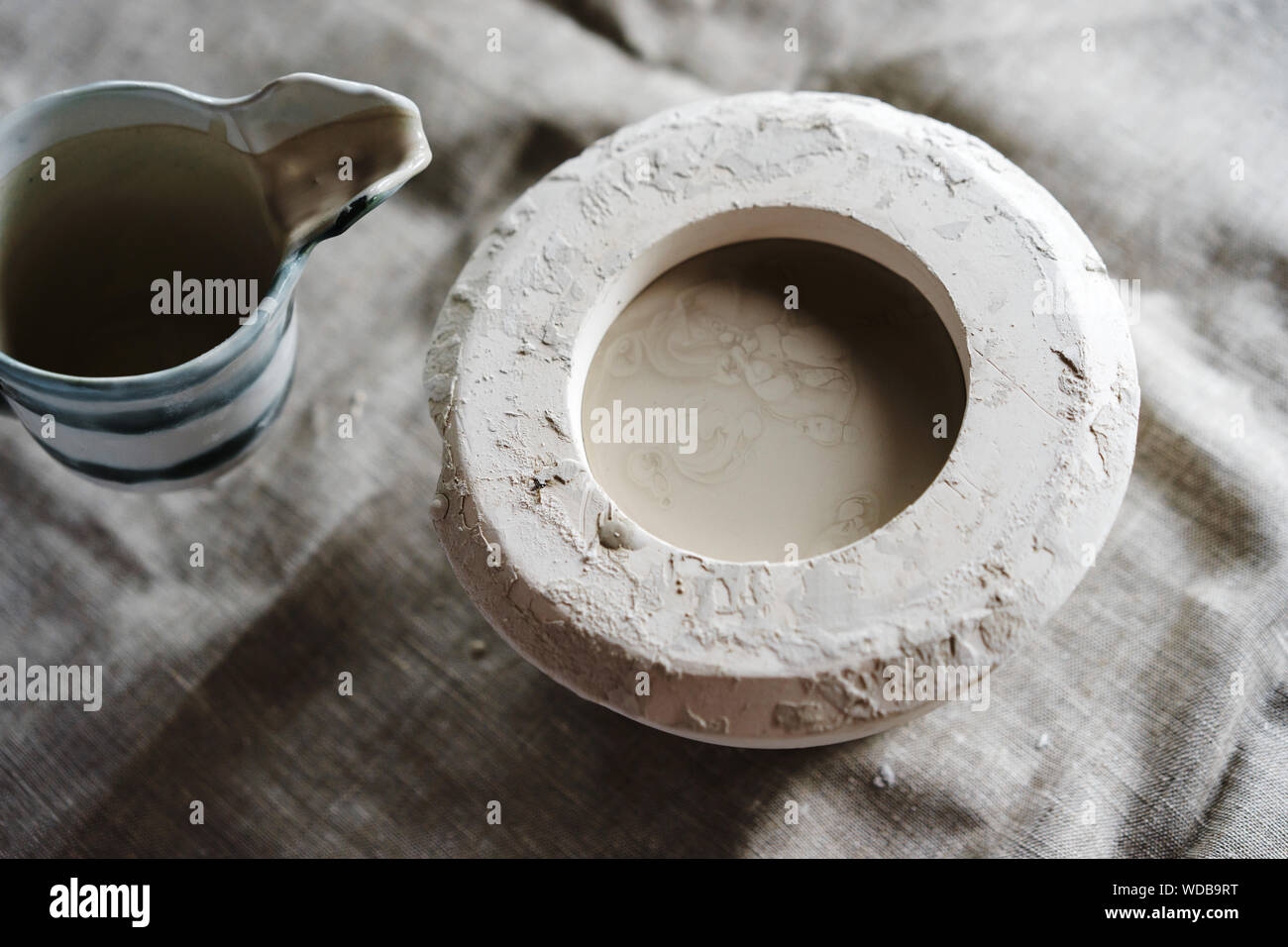 Stampo per il colaggio di prodotti di argilla con una miscela all'interno. Foto Stock