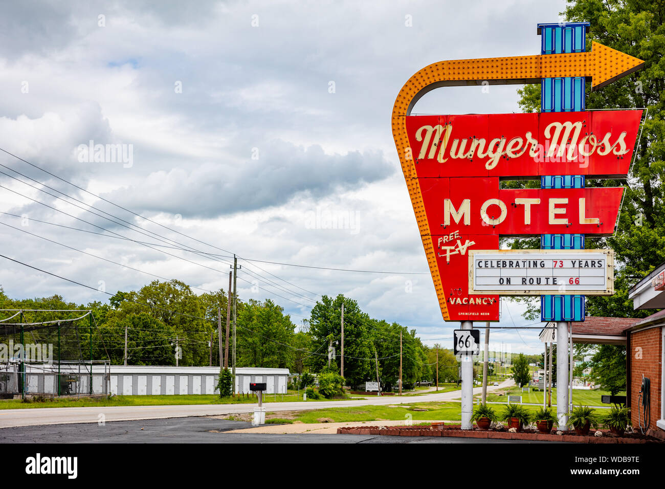 Stati Uniti d'America, Libano Missouri, 12 maggio 2019. Route 66 motel entrata segno. Munger Moss Motel vintage segno rosso, nuvoloso giorno di primavera Foto Stock