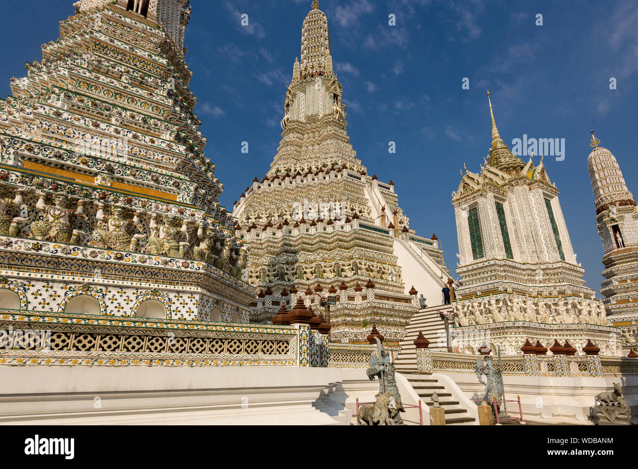 Il Wat Arun tempio prang centrale, Khmer-torre di stile che è incrostata di porcellana colorata a Bangkok, in Thailandia Foto Stock