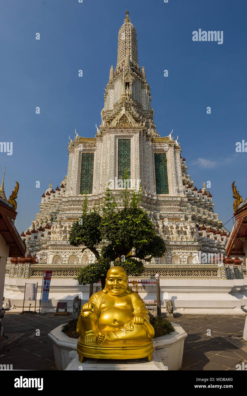 Il Wat Arun tempio prang centrale, Khmer-torre di stile che è incrostata di porcellana colorata a Bangkok, in Thailandia Foto Stock