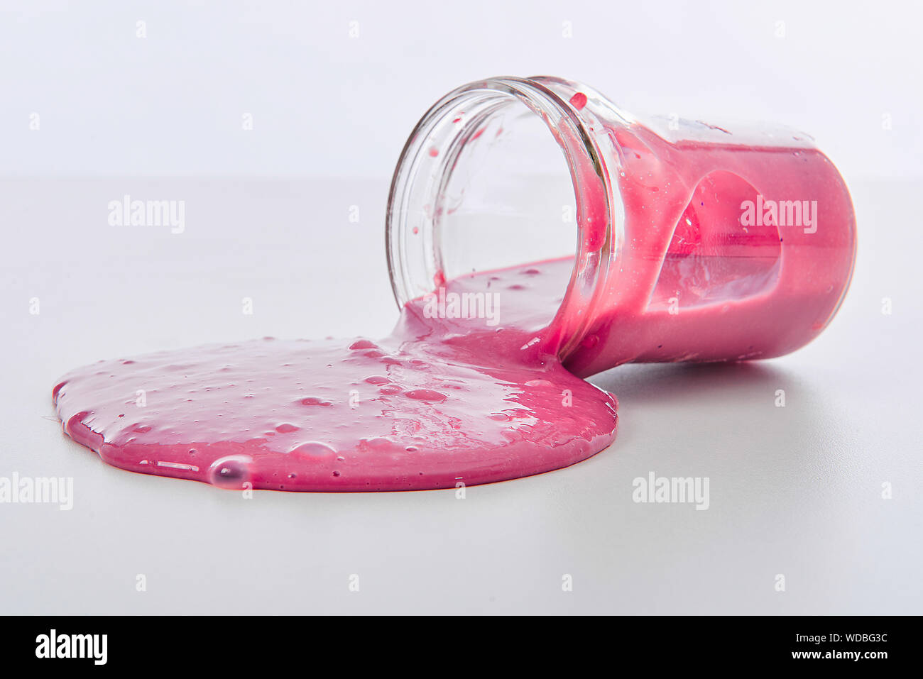 Toy chiamato Slime fuoriuscita dal vaso su sfondo bianco Foto Stock