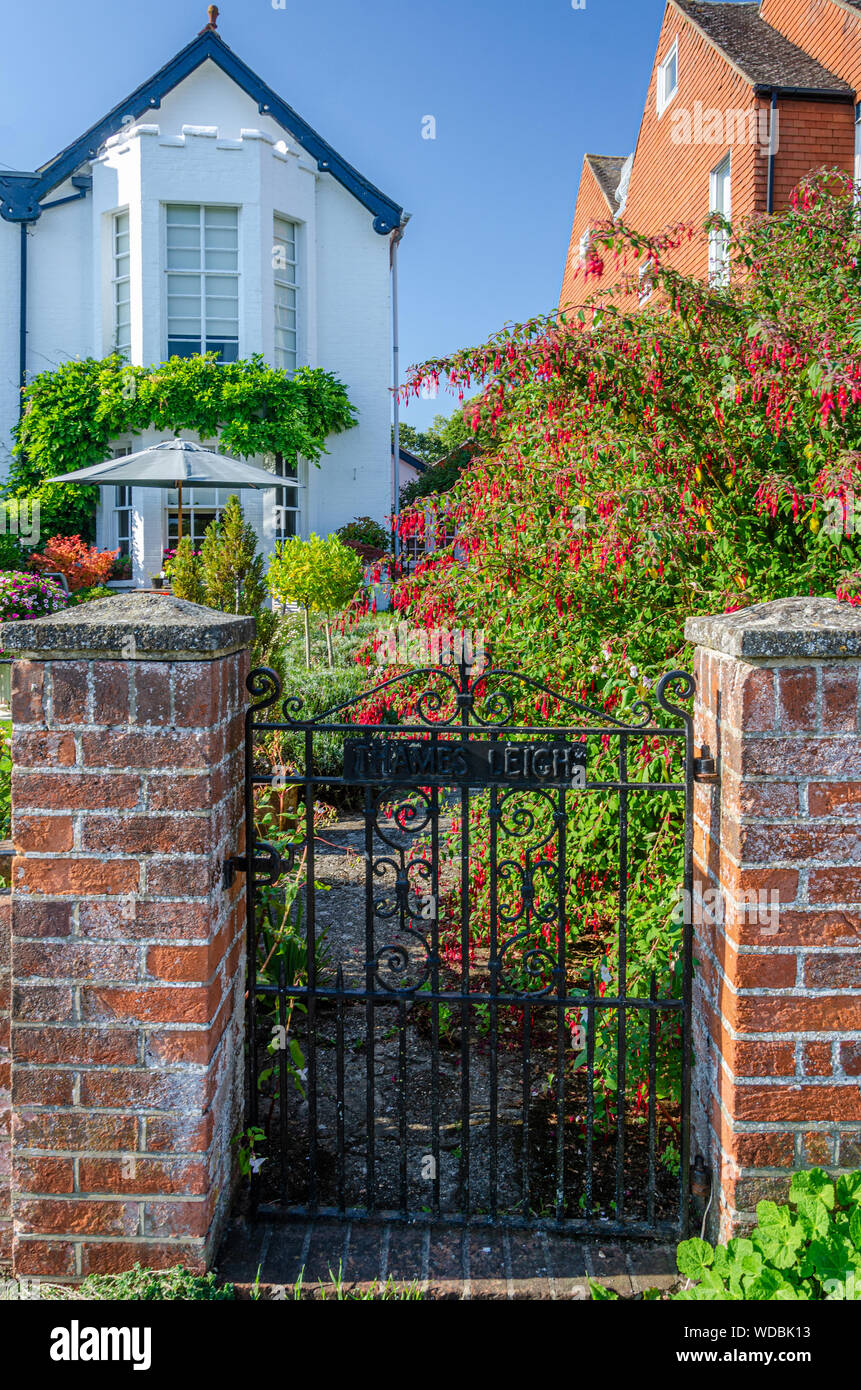 Una porta alla fine di un giardino sul retro si apre su Thames Path a Marlow nel Buckinghamshire, UK Foto Stock
