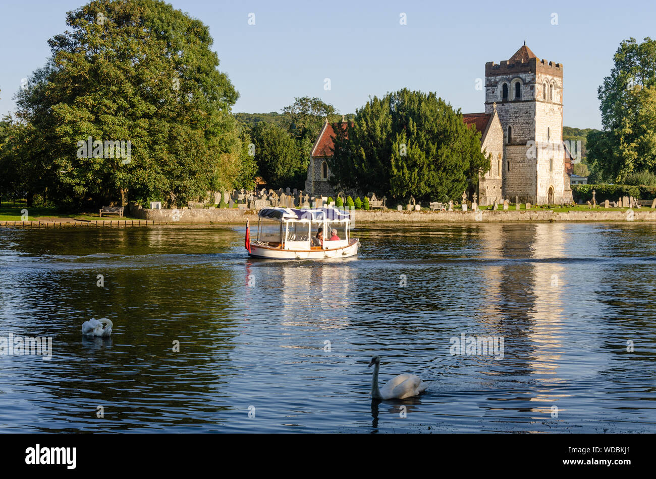 Una breve passeggiata lungo il Tamigi percorso da Marlow, è possibile vedere la Chiesa di tutti i santi a Bisham attraverso il fiume Tamigi. Foto Stock